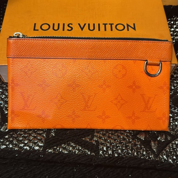 Men’s or Women’s Tiagrama Louis Vuitton Pochette holder and pouch! Comes w Box! - Picture 1 of 17